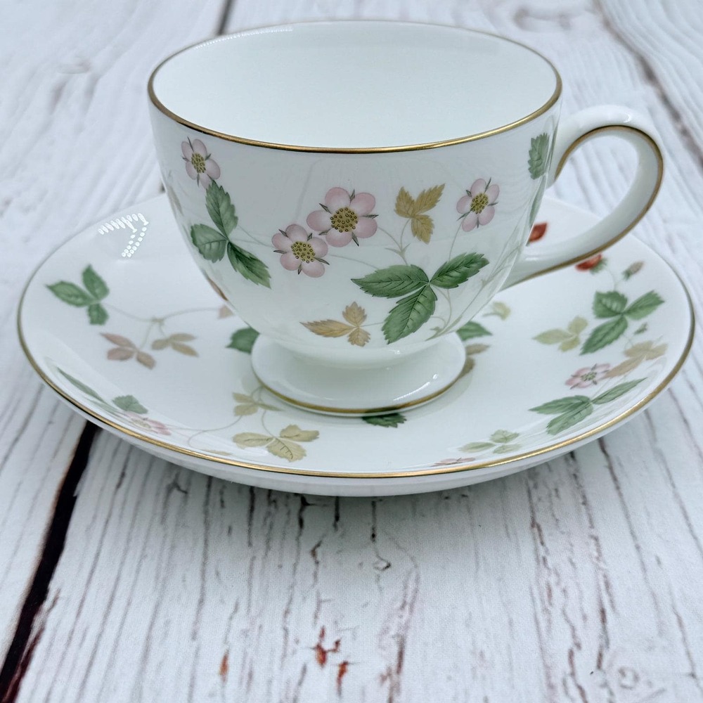 Wedgwood Wild Strawberry Tea Cup Saucer Set Bone China England R4406 Gold Rim